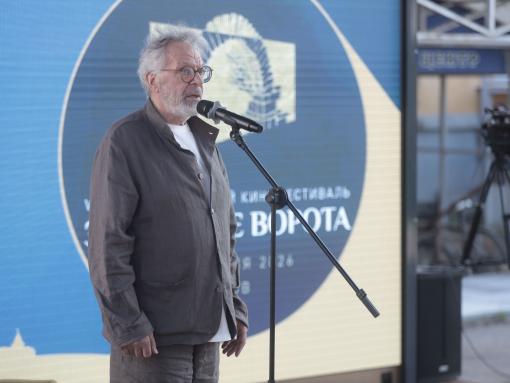 Андрей Ургант поделился курьёзными историями из театральной жизни