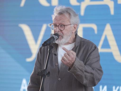 Андрей Ургант вспомнил встречу с Булатом Окуджавой в стройотряде