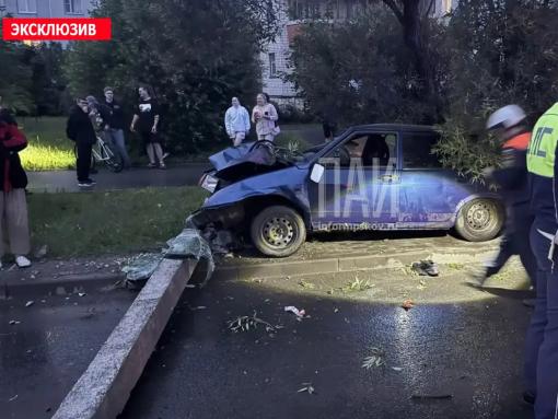 Водитель ВАЗа врезался в фонарный столб в Пскове