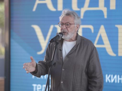 «Сидел на нашей кухне и пел»: Ургант поделился воспоминаниями о дружбе Высоцкого с его семьёй