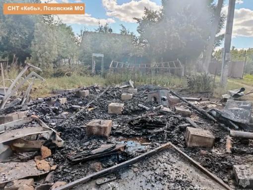 Производственный цех, гараж и садовый дом горели в Псковской области за сутки
