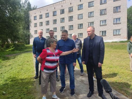Благоустроенный сквер в Острове-3 показали Михаилу Ведерникову