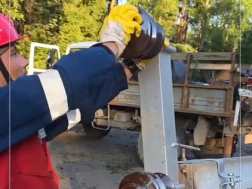 Энергетики ликвидируют последствия штормов в Псковской области