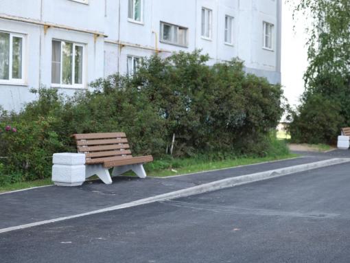 Михаил Ведерников осмотрел благоустроенную дворовую территорию на улице Западной в Пскове