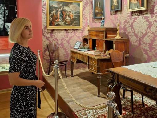 Елена Синёва посетила выставку «Совсем не тот Плюшкин» в Псковском музее-заповеднике