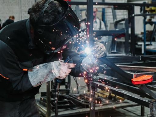 «Это не про переработки»: как нацпроекты помогают псковским предприятиям работать эффективнее
