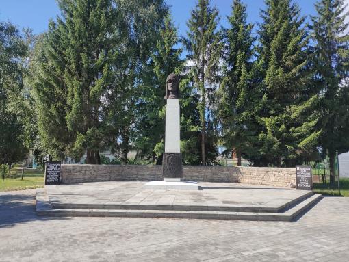 Михаил Ведерников оценил благоустройство территории у памятника Александру Невскому в Порхове