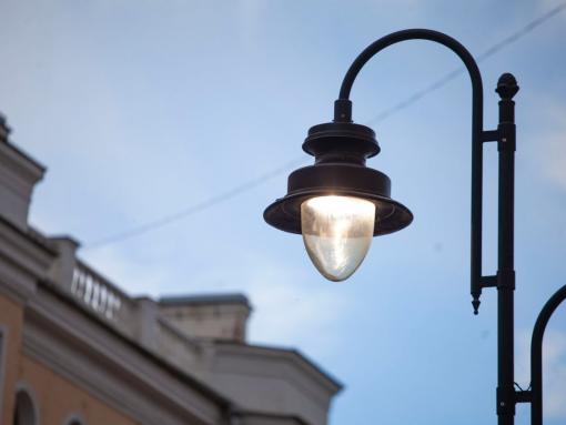 Великолучанам объяснили причины отключения света на нескольких улицах города