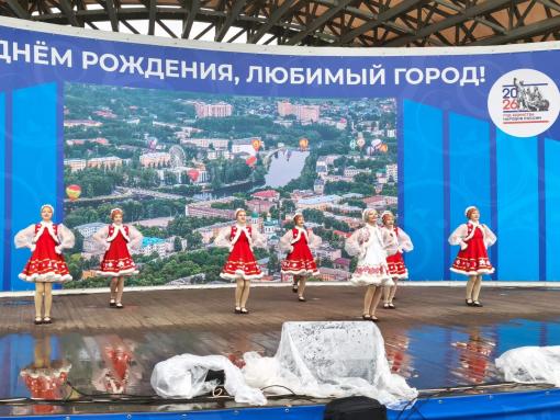 В Петровском парке в городе на Ловати проходит масштабный фестиваль «Великолукский ранет»