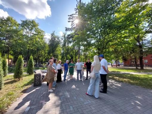 Великолукский депутат обсудил с жителями благоустройство сквера на улице Ставского