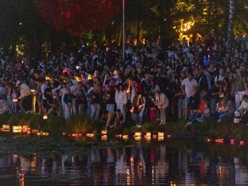 Магия света и воды: «фонарики желаний» запустили в Пскове