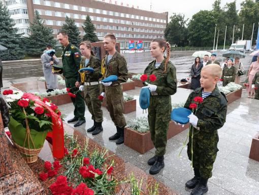 Представители власти, общественности и молодёжь возложили цветы к городской стеле в Великих Луках