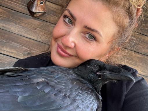 «Заглянул в душу»: псковичка приютила птенца ворона и учит его говорить