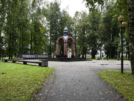 Территорию у памятника в сквере Дома офицеров обустроят в Пскове