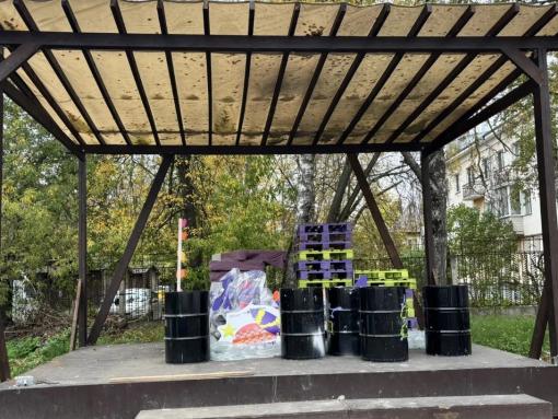 Во внутреннем дворике Дома молодёжи в Великих Луках смонтировали летнюю сцену