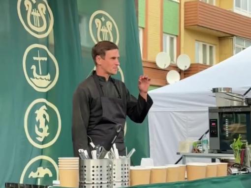 Шеф-повар Санаров готовит слоёный пирог с капустой на фестивале «Архондарик»