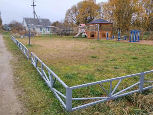 В Новоржеве благоустроили новую зону отдыха с беседкой и тренажёрами